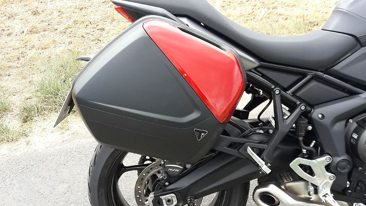 In die insgesamt 57 Liter fassenden Koffer passt leider kein Helm. Das ebenfalls als Extra erhältliche Topcase fasst aber sogar zwei.