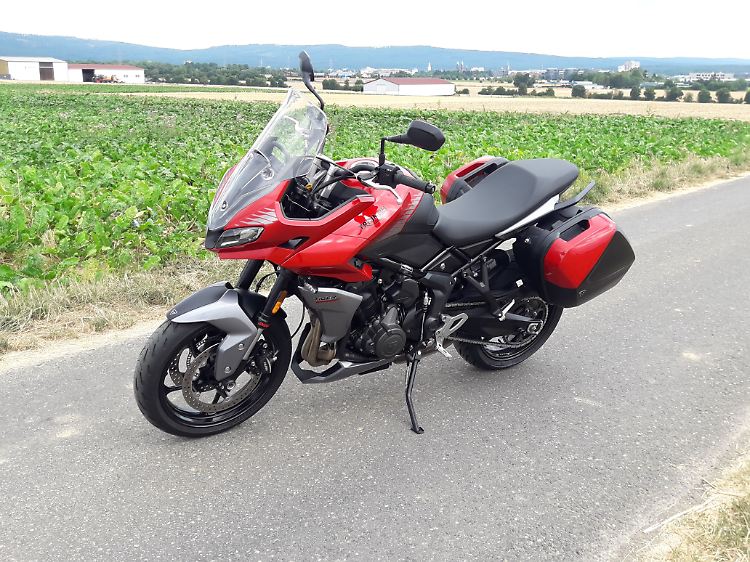 Die Frontscheibe der Triumph Tiger Sport 660 lässt sich mit einer Hand verstellen.