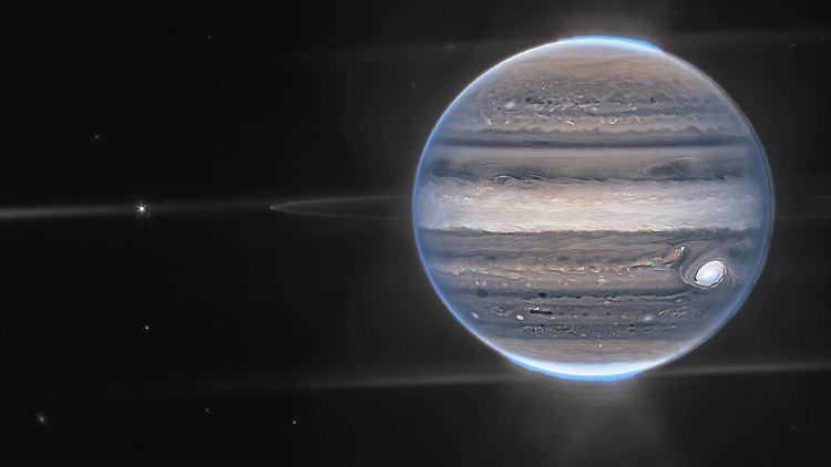 Auf einer Aufnahme sind Details des Jupiters zusammen mit seinen Ringen, winzigen Satelliten und sogar Galaxien zu sehen.