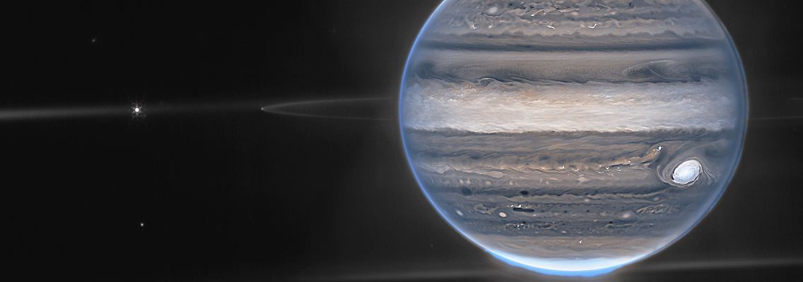 Dieses von der NASA zur Verfügung gestellte Bild zeigt ein Falschfarbenkompositbild des Jupiter, das vom James Webb Space Telescope aufgenommen wurde. Die Ringe des Planeten und einige seiner kleinen Satelliten sind zusammen mit Galaxien im Hintergrund zu sehen.
