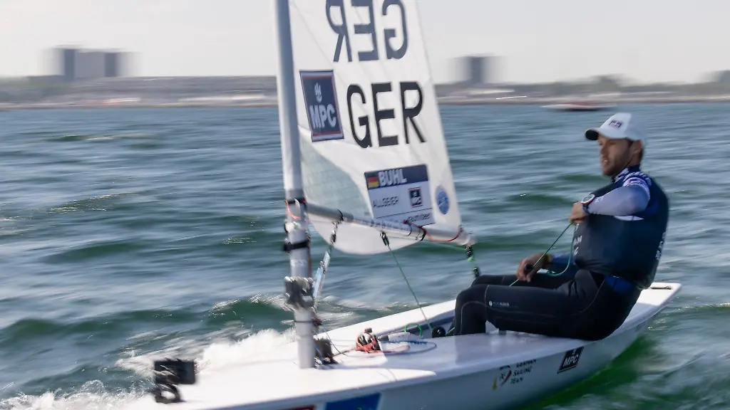 Philipp-Buhl-ist-in-Aktion-waehrend-einer-Wettfahrt-bei-der-Kieler-Woche