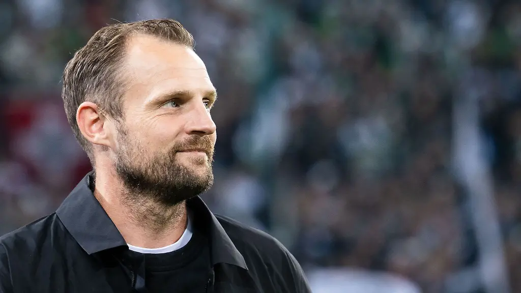 Der-Mainzer-Trainer-Bo-Svensson-blickt-vor-der-Partie-in-die-Runde