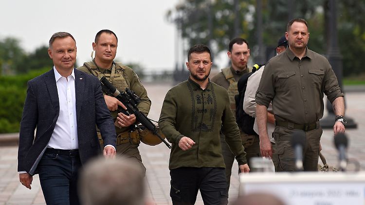 Zeigt sich entschlossen, die Krim zurückzuholen: der ukrainische Präsident Wolodymyr Selenskyj (Mitte), hier mit Polens Präsident Andrzej Duda (l.).