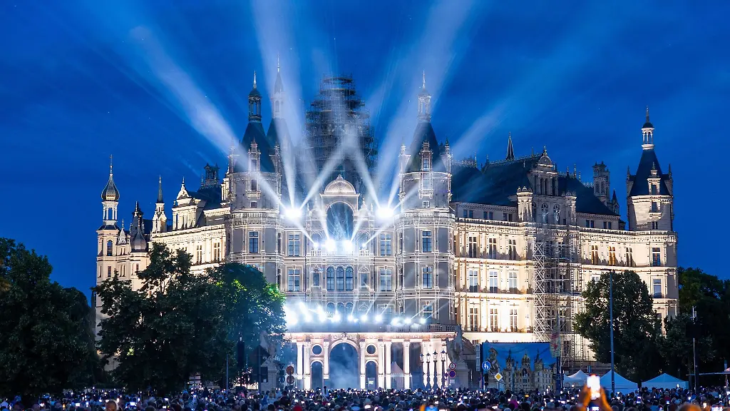 Lichtershow-zum-Schweriner-Schlossfest