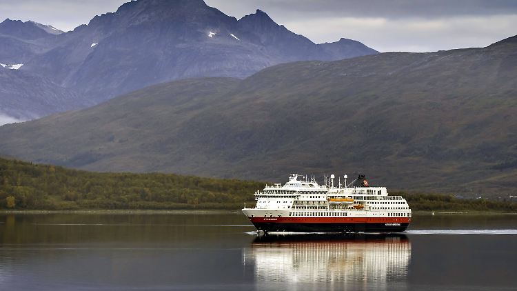 Hurtigruten-Schiff bei Tromsoe: Der norwegische Kreuzfahrtanbieter landet zwar auf dem ersten Platz des NABU-Kreuzfahrtrankings, aber nur mit der Hälfte der möglichen Punkte.