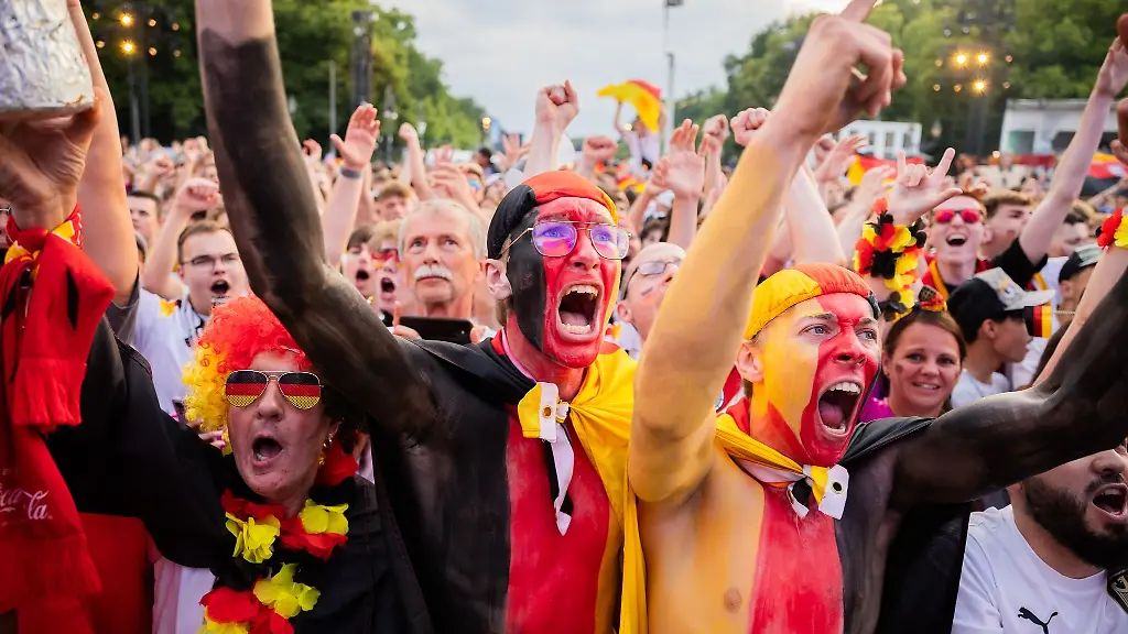 Deutschland-Fans-jubeln-in-der-Fanzone-am-Brandenburger-Tor-vor-dem-Anpfiff