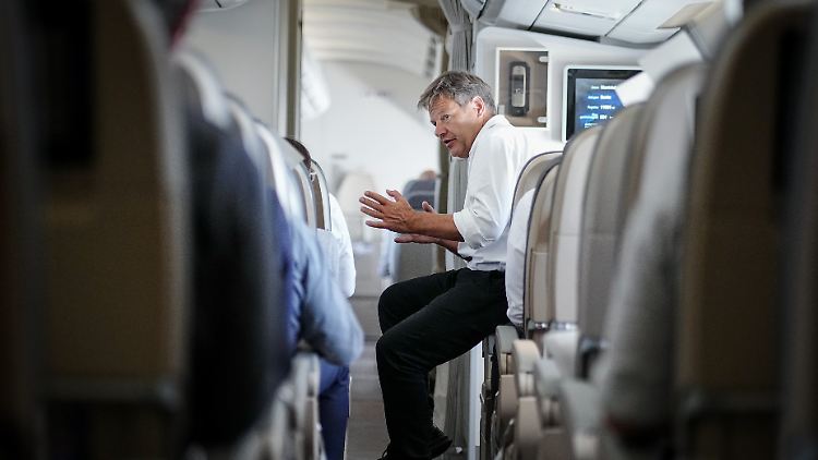 Auf Bildern aus dem Regierungsflieger nach Kanada sind Habeck und Journalisten dicht beieinander ohne Mund-Nasen-Schutz zu sehen.