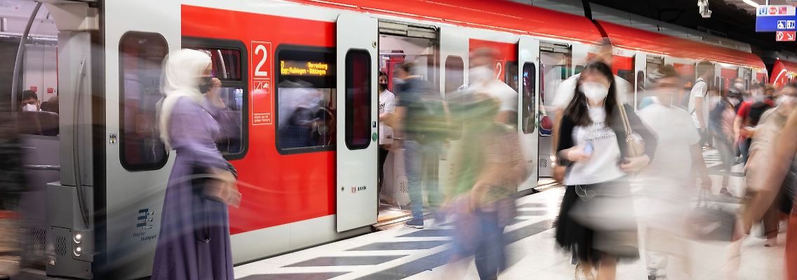 Fahrgäste steigen an einem Gleis des Tiefbahnhofs im Hauptbahnhof aus einer S-Bahn.