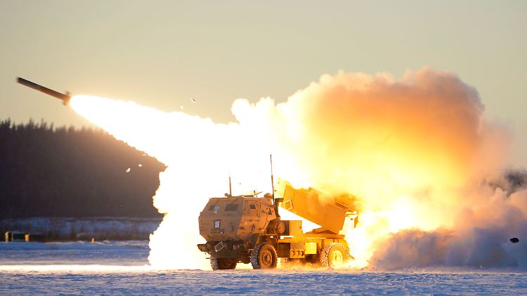 Ein HIMARS-Raketenwerfer in Alaska in Aktion.