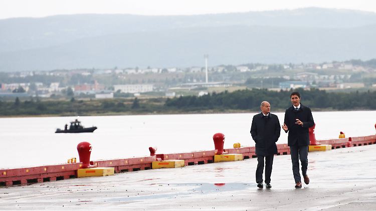 Sehen in dem Abkommen einen "historischen Schritt nach vorne": Olaf Scholz und Kanadas Premier Justin Trudeau (r.). 