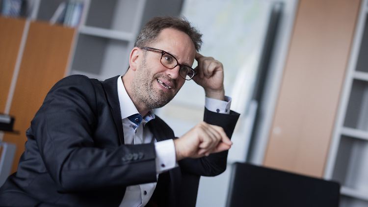 Kaum ein Tag vergeht, an dem der studierte Volkswirt nicht die neuesten Speicher-Füllstände, Importmengen oder Sparziele erläutert.