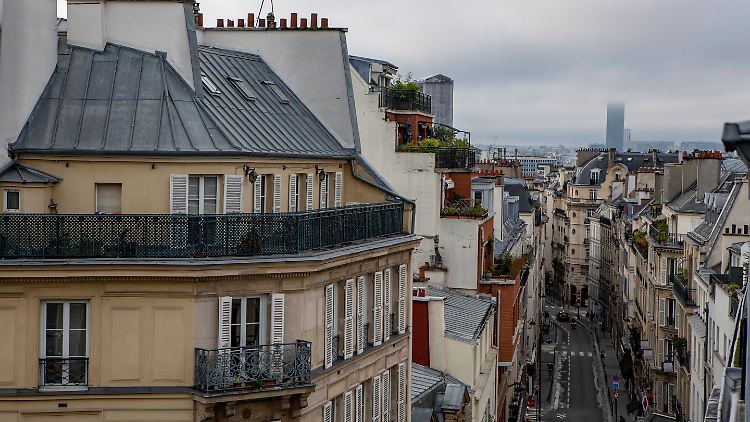 In Paris gibt es 58.000 frühere Dienstbotenzimmer, die sogenannten chambres de bonne, die weniger als acht Quadratmeter groß seien und teils auch vermietet würden.