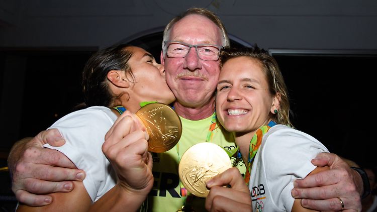 Kira Walkenhorst, Jürgen Wagner und Laura Ludwig (v.l.) nach dem Gewinn der Goldmedaille in Rio.