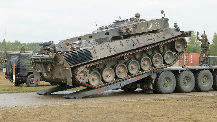 Ein Bergepanzer 2 wird von einem Schwerlasttransporter SLT 50-3 Elephant abgeladen.