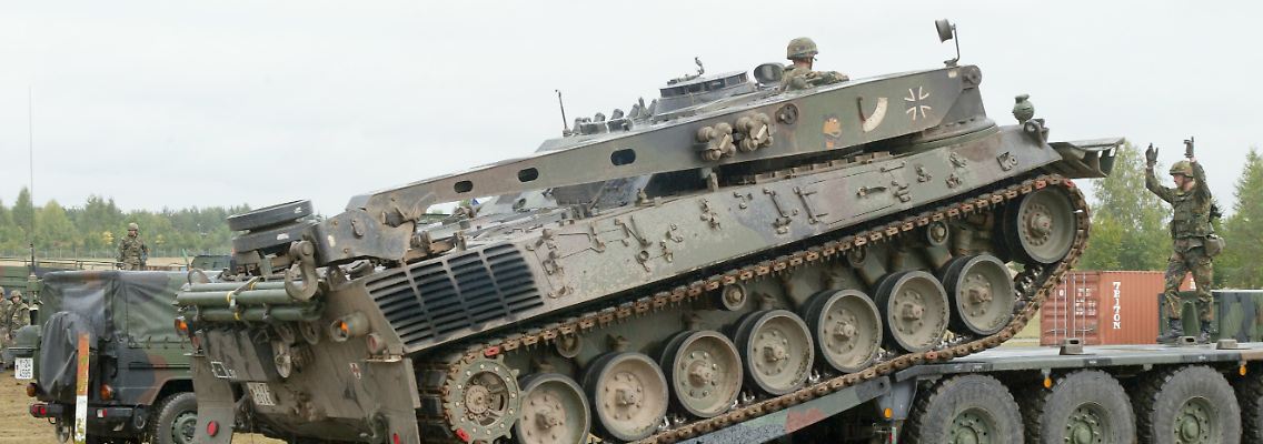 Ein Bergepanzer 2 wird von einem Schwerlasttransporter SLT 50-3 Elephant abgeladen.