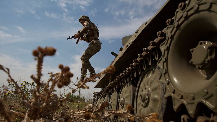 Ein ukrainischer Soldat in der Nähe von Mykolajiw, im Süden des Landes.