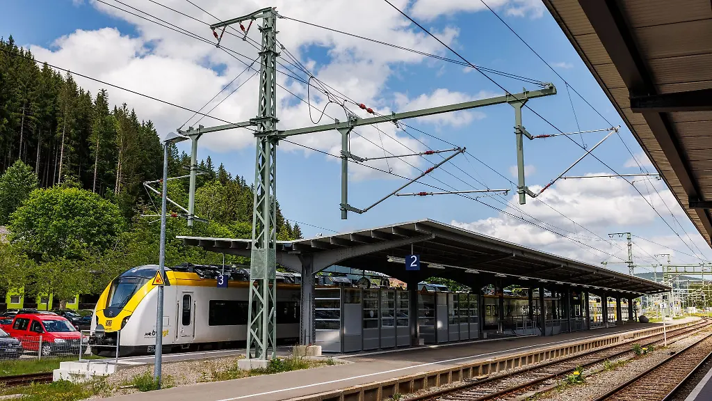 Eine-Regionalbahn-steht-im-Bahnhof