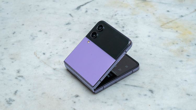 Das Galaxy Z Flip 4 in Lila.