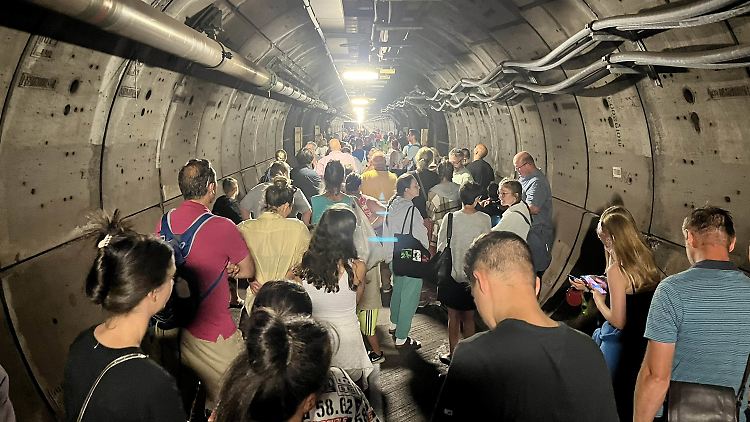 Mit ihren Habseligkeiten liefen die Zuggäste durch den Tunnel.