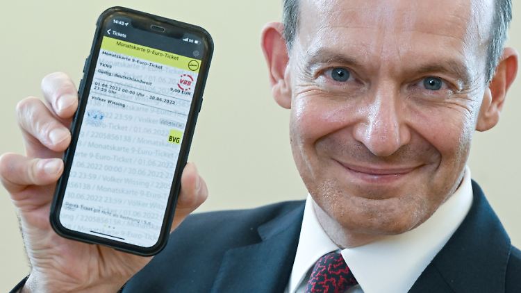 Verkehrsminister Wissing zeigt sich beim Start des 9-Euro-Tickets stolz. Nun ist die Zukunft ungewiss, vor allem wegen der FDP. 