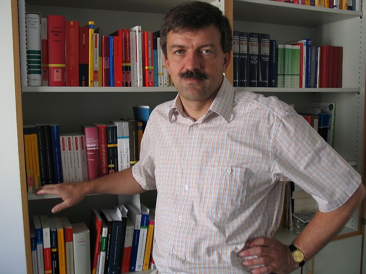 Jörg Kinzig ist Professor für Straf- und Strafprozessrecht an der Eberhard-Karls-Universität in Tübingen.