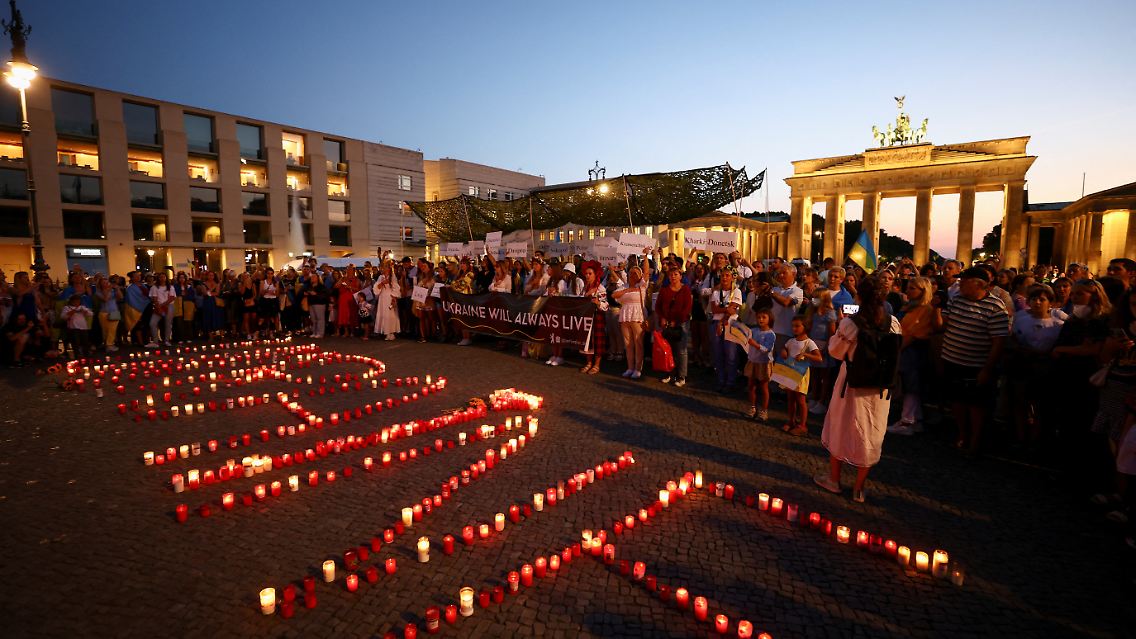 Demonstranten zeigen sich am Brandenburger Tor solidarisch mit der Ukraine.