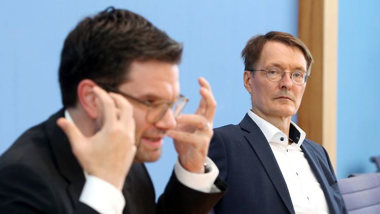 Man hat sich zusammengerauft: Gesundheitsminister Karl Lauterbach und Justizminister Marco Buschmann stellen ihren Herbst-Katalog vor.
