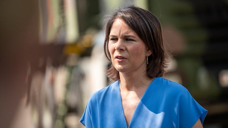 Die Ukraine müsse weiter mit Waffen unterstützt werden, sagt Außenministerin Annalena Baerbock.
