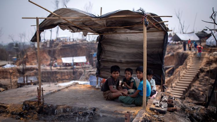 Ein verheerender Brand im überfüllten Flüchtlingslager in Bangladesch treibt zu Beginn des Jahres über 5000 Rohingya in die Obdachlosigkeit.