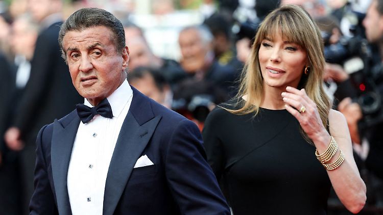 Haben drei gemeinsame Töchter. Sylvester Stallone und Jennifer Flavin.