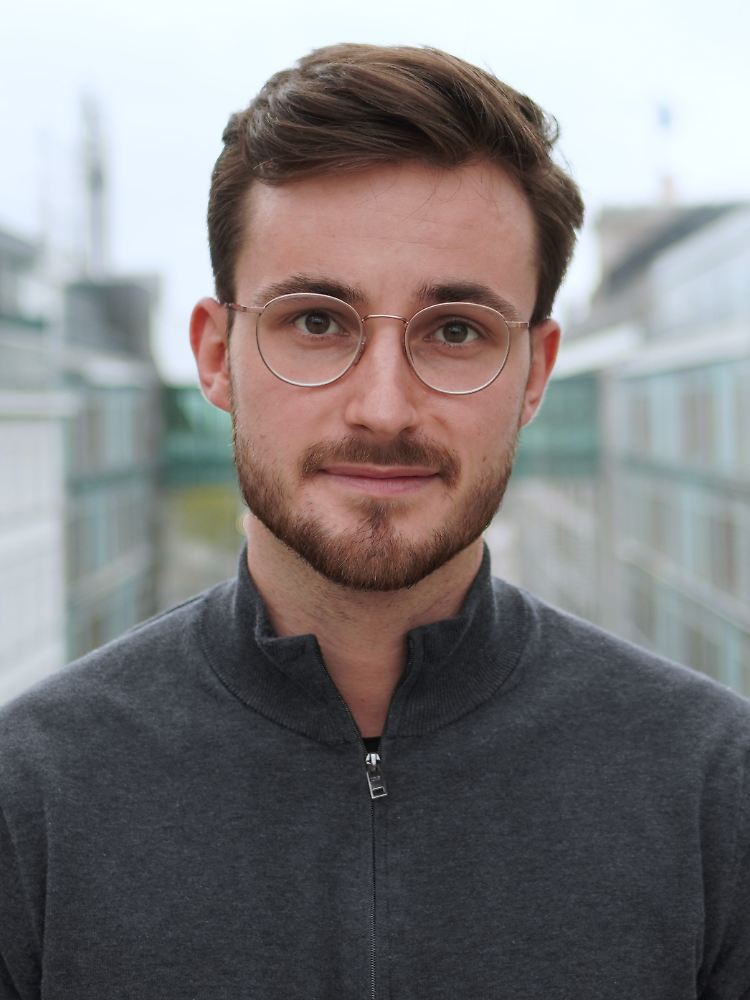 Maurice Höfgen ist Ökonom und Betriebswirt. Er arbeitet als wissenschaftlicher Mitarbeiter für Finanzpolitik beim Bundestag.