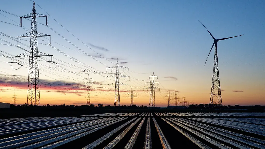 Die-Ampel-Koalition-will-das-Bundesbedarfsplangesetz-aendern-Hauptziel-ist-den-Strom-der-im-Norden-Deutschlands-produziert-wird-kuenftig-schneller-in-den-Sueden-und-Westen-des-Landes-transportieren-zu-koennen