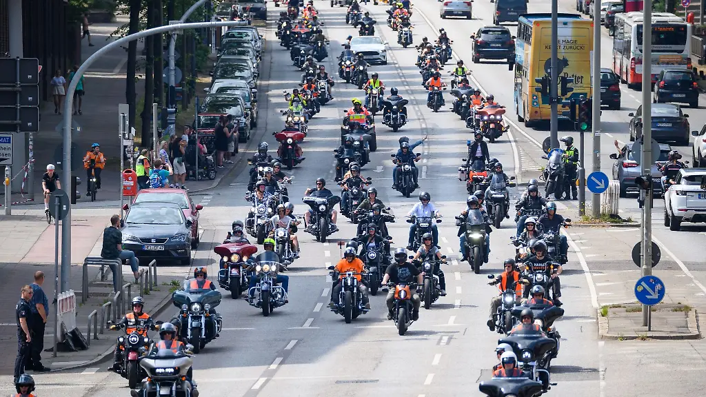 Teilnehmer-der-Parade-fahren-auf-ihren-Motorraedern-2022-ueber-die-Willy-Brandt-Strasse