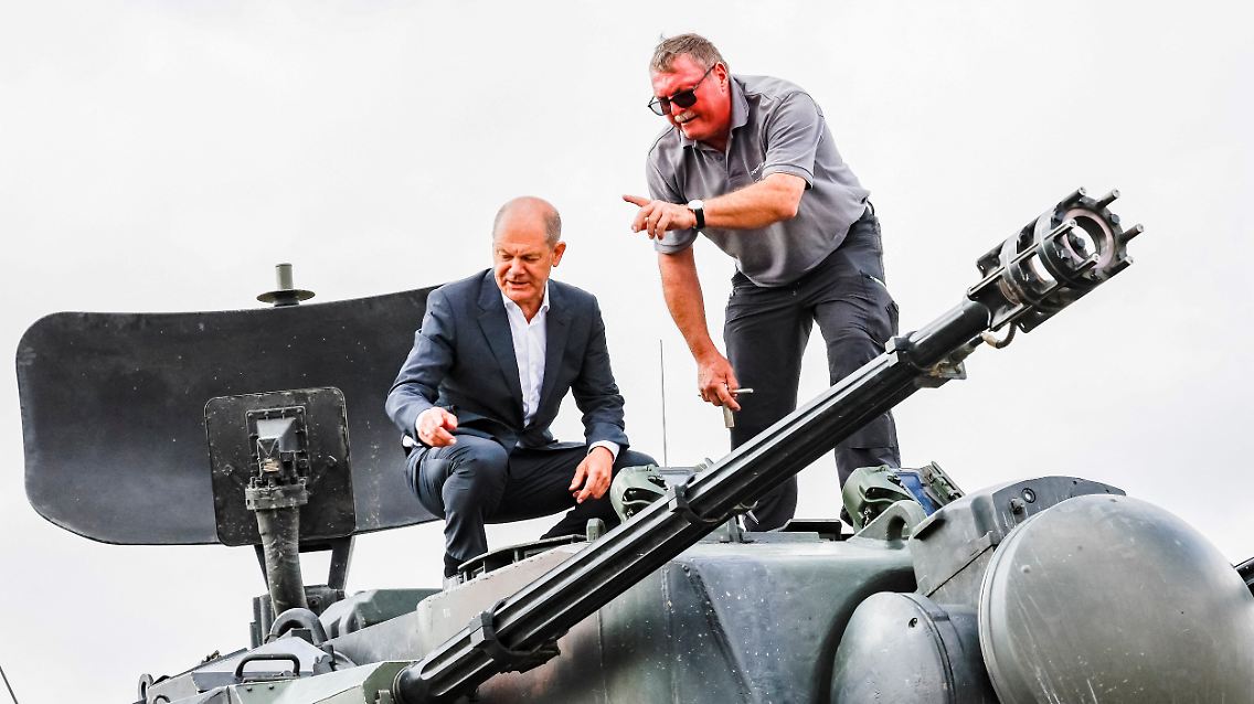 Olaf Scholz informiert sich über den Panzer "Gepard".
