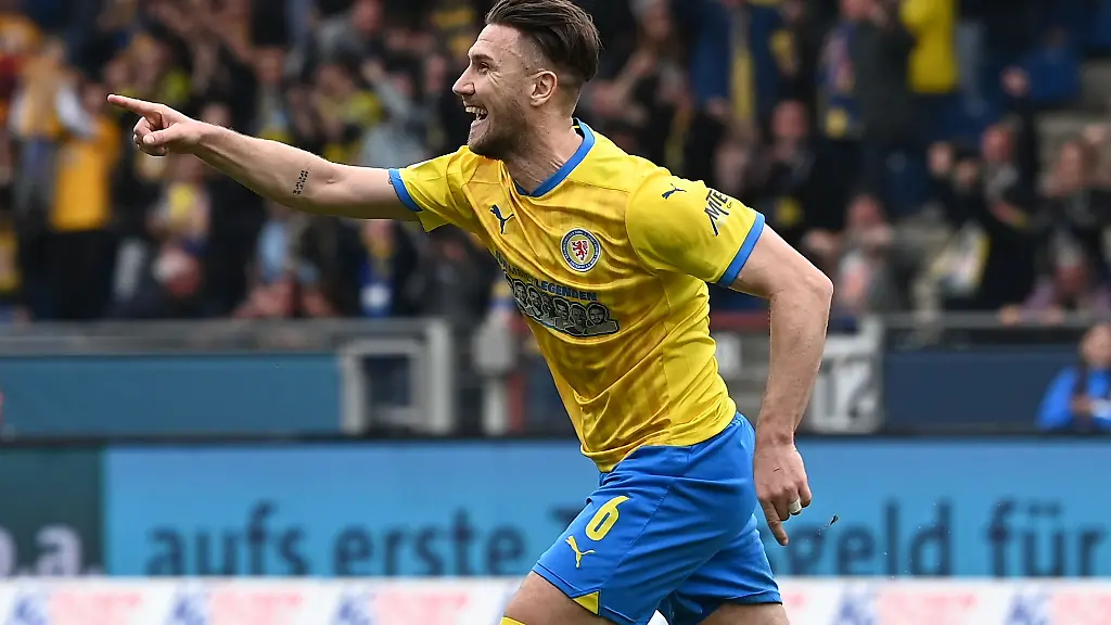 Braunschweigs-Ermin-Bicakcic-jubelt-nach-seinem-Tor-zum-2-0