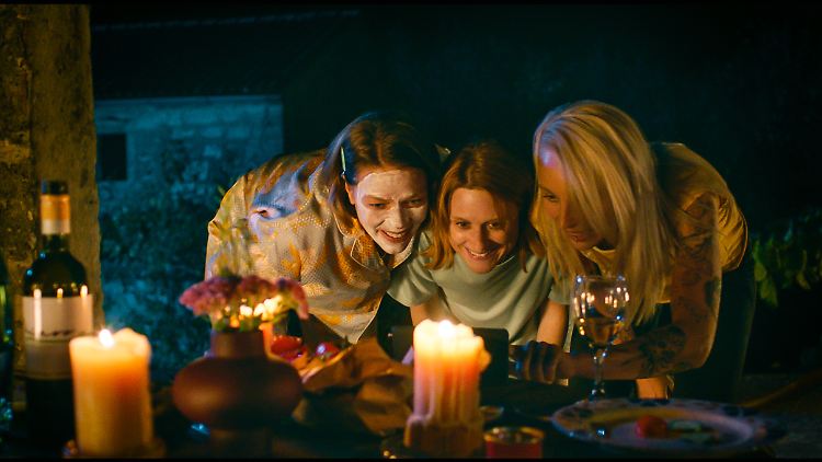 Erleben auf dieser Reise viel Licht und viel Schatten: Lea (Jessica Schwarz), Steffi (Julia Becker) und Toni (Petra Schmidt-Schaller, v.l.).