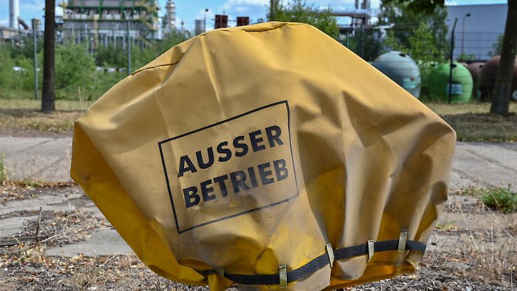 "Außer Betrieb" ist eine Anlage vorm Zaun der Rohölverarbeitung der PCK-Raffinerie Schwedt: Laut "Lagebild Energieversorgung" des Bundeswirtschaftsministeriums drohen in Herbst und Winter Engpässe bei der Kohle- und Ölversorgung. 