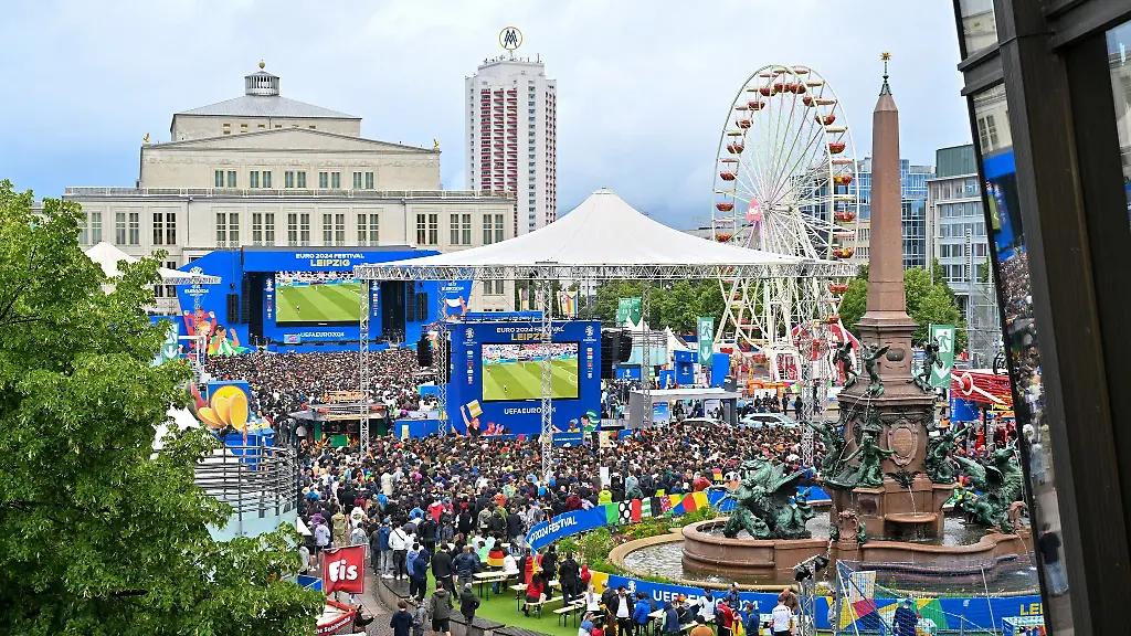 Fussballfans-verfolgen-das-EM-Vorrundenspiel-auf-dem-Fanfest