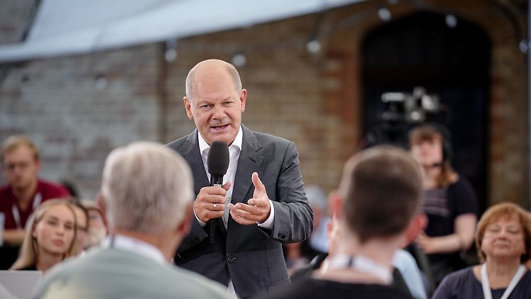 Bundeskanzler Olaf Scholz spricht in der Festung Mark in Magdeburg mit Bürgerinnen und Bürgern im Kanzlergespräch.
