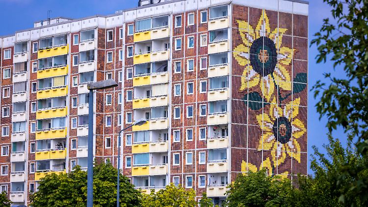 Vor 30 Jahren hatte im Rostocker Stadtteil Lichtenhagen Mob aus Rechtsextremisten und Randalierern tagelang unter Beifall von Schaulustigen versucht, Unterkünfte von Ausländern zu stürmen.