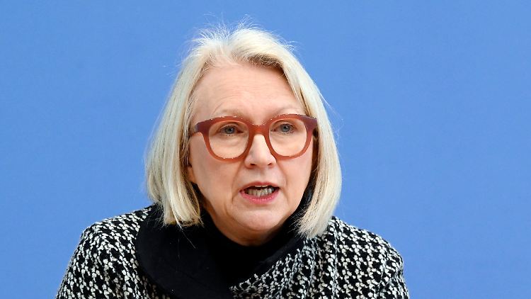 "Ich rechne damit, dass die Anwendung der Ausnahmeregel für die Schuldenbremse im Grundgesetz auch im Jahr 2023 unvermeidbar sein wird, die Frage ist nur, wer das zuerst laut ausspricht", sagt Schnitzer.