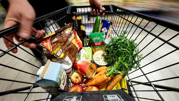 Beim Einkauf im Supermarkt lassen Kunden immer häufiger Markenartikel links liegen und greifen stattdessen zu den preisgünstigeren Eigenmarken der Handelsketten.