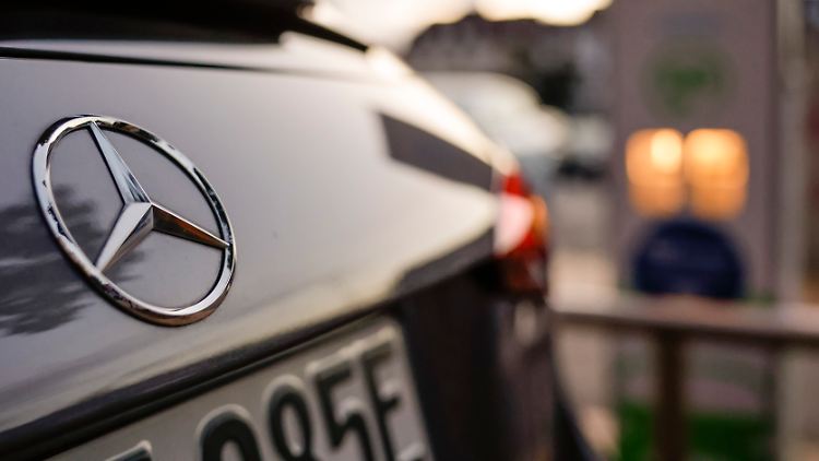 Bei hochpreisigen deutschen Herstellern wie Mercedes, Audi und BMW fallen zahlreiche Modelle aus der E-Auto-Förderung, da die nur bis zu einem Kaufpreis von 45.000 Euro gezahlt wird.