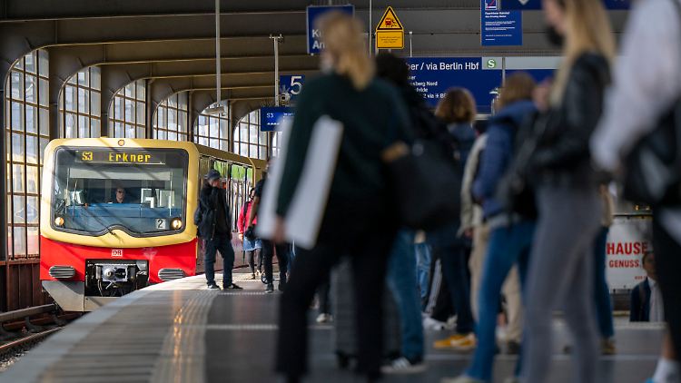Mit dem SPD-Vorschlag könnten Berliner bis zum Jahresende zumindest im Stadtgebiet weiterhin für neun Euro monatlich den ÖPNV nutzen.