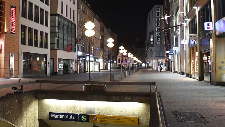 Die Schaufenster bleiben ab kommendem Monat aus Energiespargründen zwischen 22 Uhr und 6 Uhr morgens dunkel. Laut HDE birgt weniger Licht aber auch ein Sicherheitsproblem.