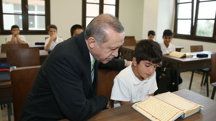 Imam-Hatip-Schulen sind staatliche Einrichtungen für die Ausbildung zum Imam in der Türkei.
