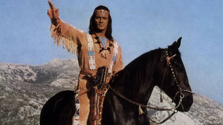 Wird nun auch der Franzose Pierre Brice im "Winnetou"-Kostüm gecancelt?
