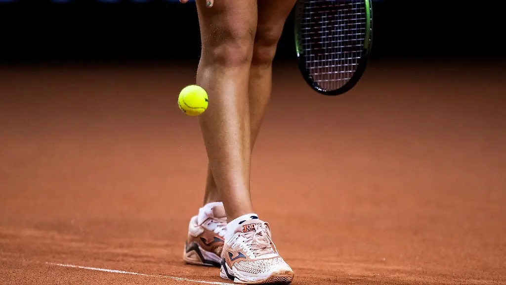 Eine-Tennisspielerin-prellt-den-Ball-vor-dem-Aufschlag