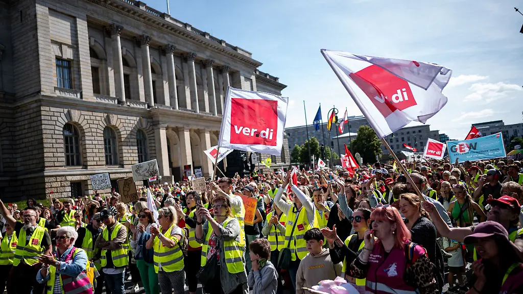Personen-stehen-auf-dem-Warnstreik-der-Gewerkschaft-verdi-von-kommunalen-Kitas-vor-dem-Abgeordnetenhaus
