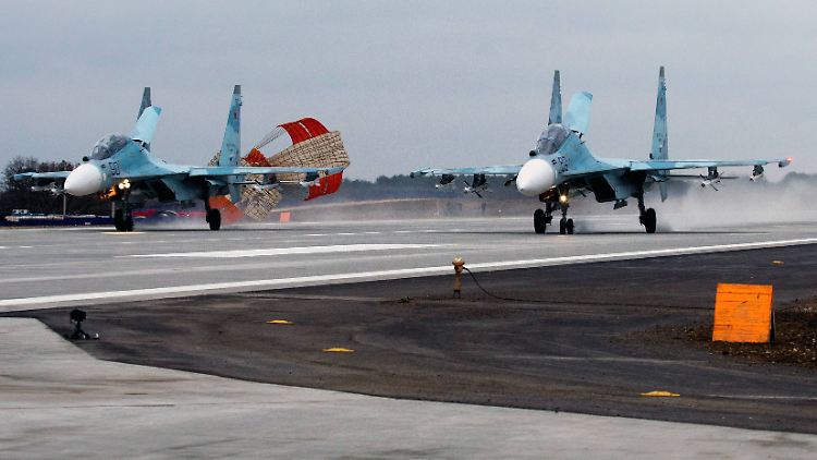 Russische Militärflugzeuge auf der Luftwaffenbasis Belbek.
